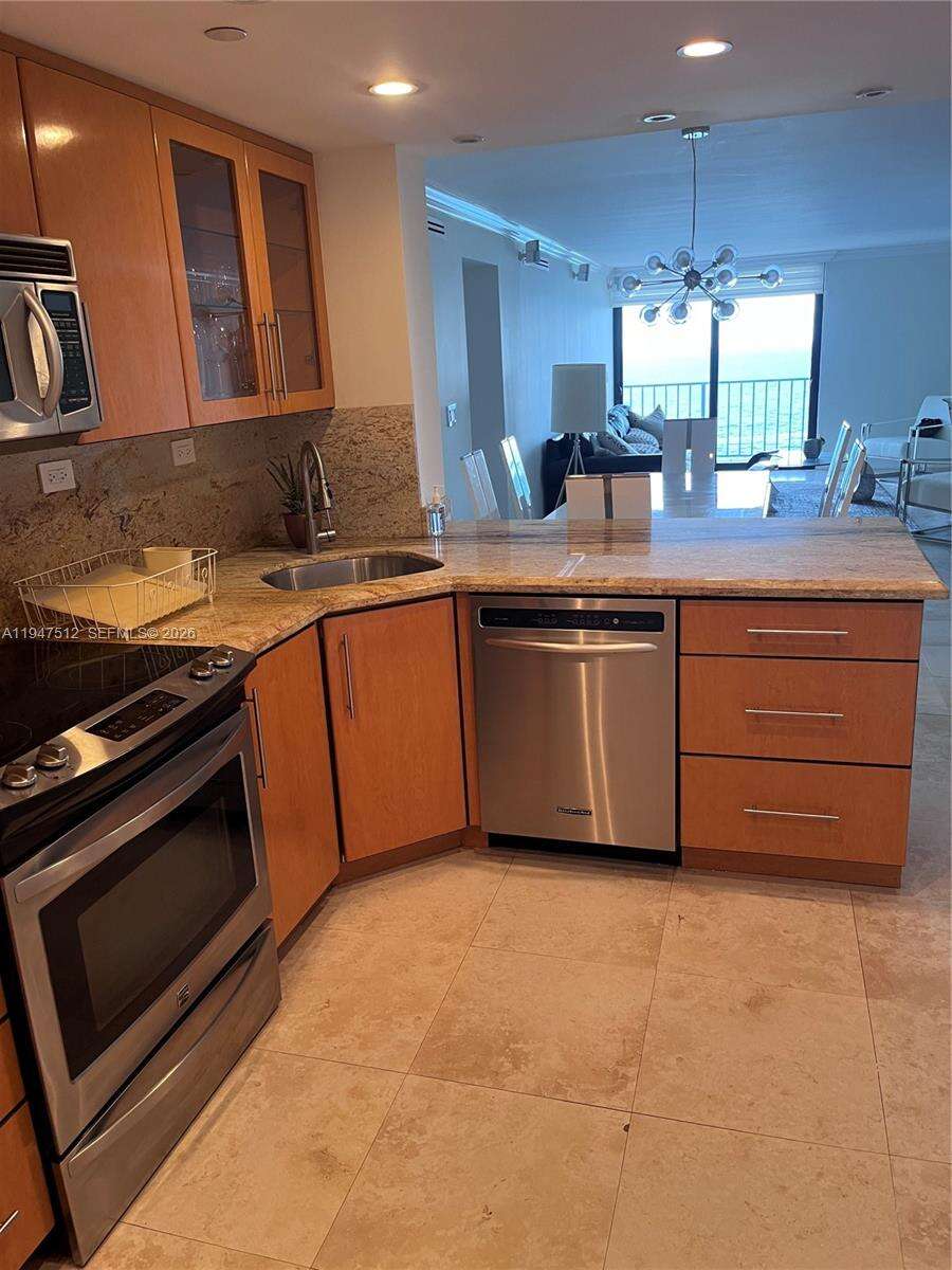 Oceanfront Plaza at 2625 Collins Ave, Miami Beach, FL 33140 - For Rent photo 5