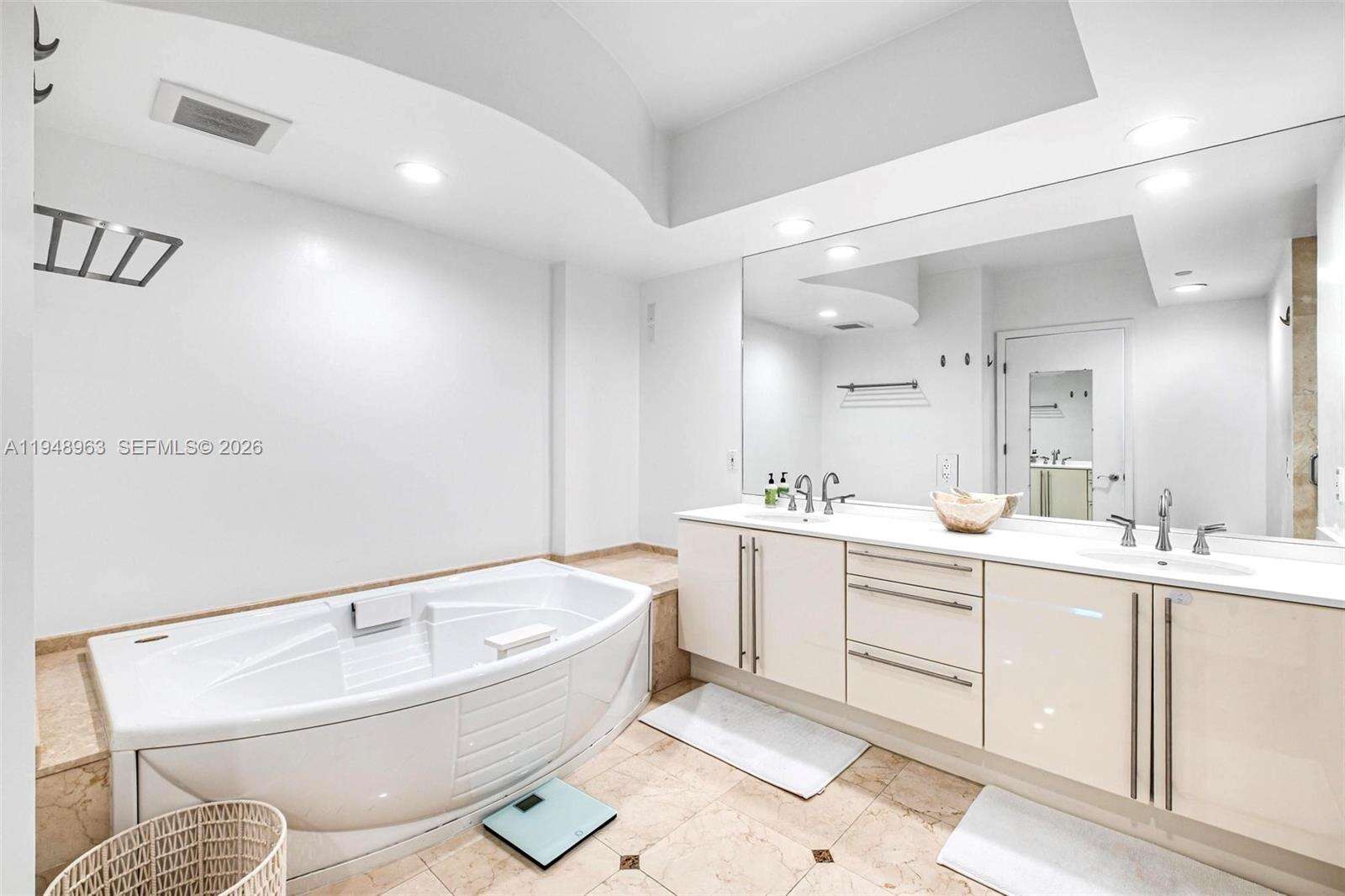 Murano At Portofino at 1000 Pointe Dr, Miami Beach, FL 33139 - For Rent photo 12