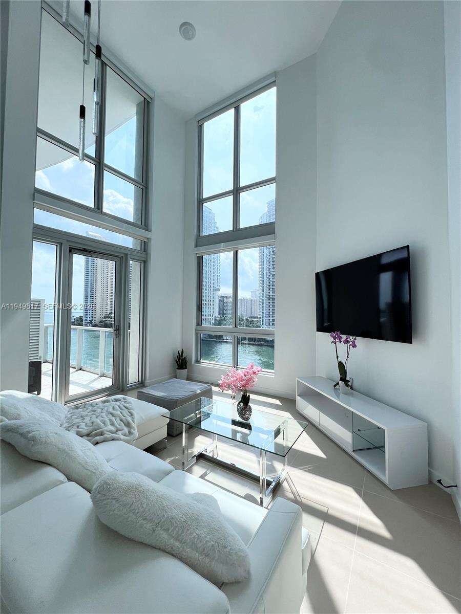 Met 1 at 300 Biscayne Blvd, Miami, FL 33131 - For Rent photo 2