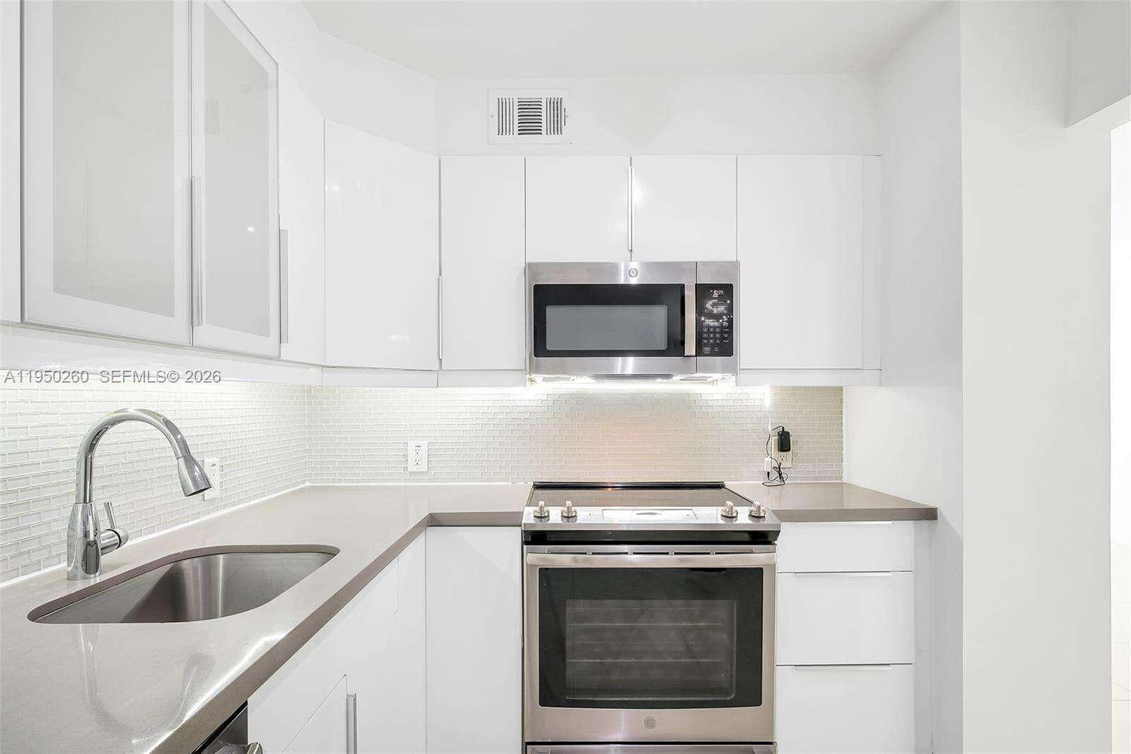 Arlen House at 100 Bayview Dr, Sunny Isles Beach, FL 33160 - For Rent photo 16