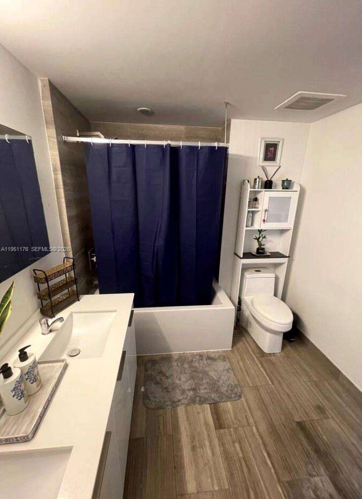 Brickell House at 1300 Brickell Bay Dr, Miami, FL 33131 - For Rent photo 9