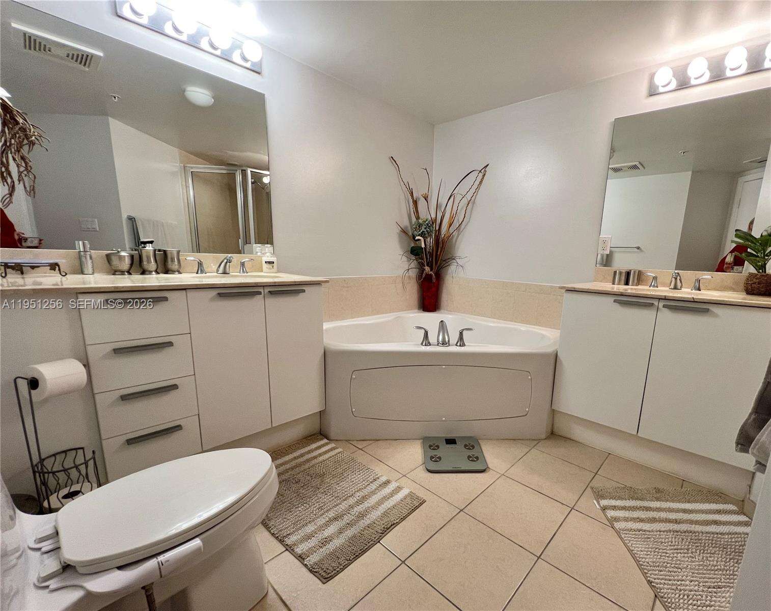 La Perla at 16699 Collins Ave, Sunny Isles Beach, FL 33160 - For Rent photo 15
