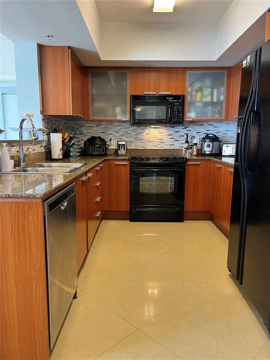 La Perla at 16699 Collins Ave, Sunny Isles Beach, FL 33160 - For Rent photo 6