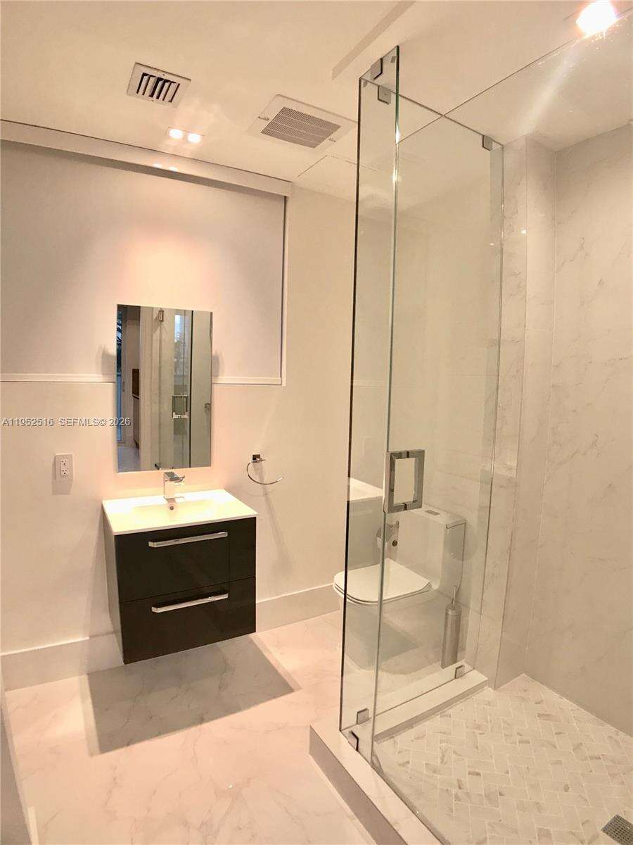 Continuum North Tower at 50 Pointe Dr, Miami Beach, FL 33139 - For Rent photo 16