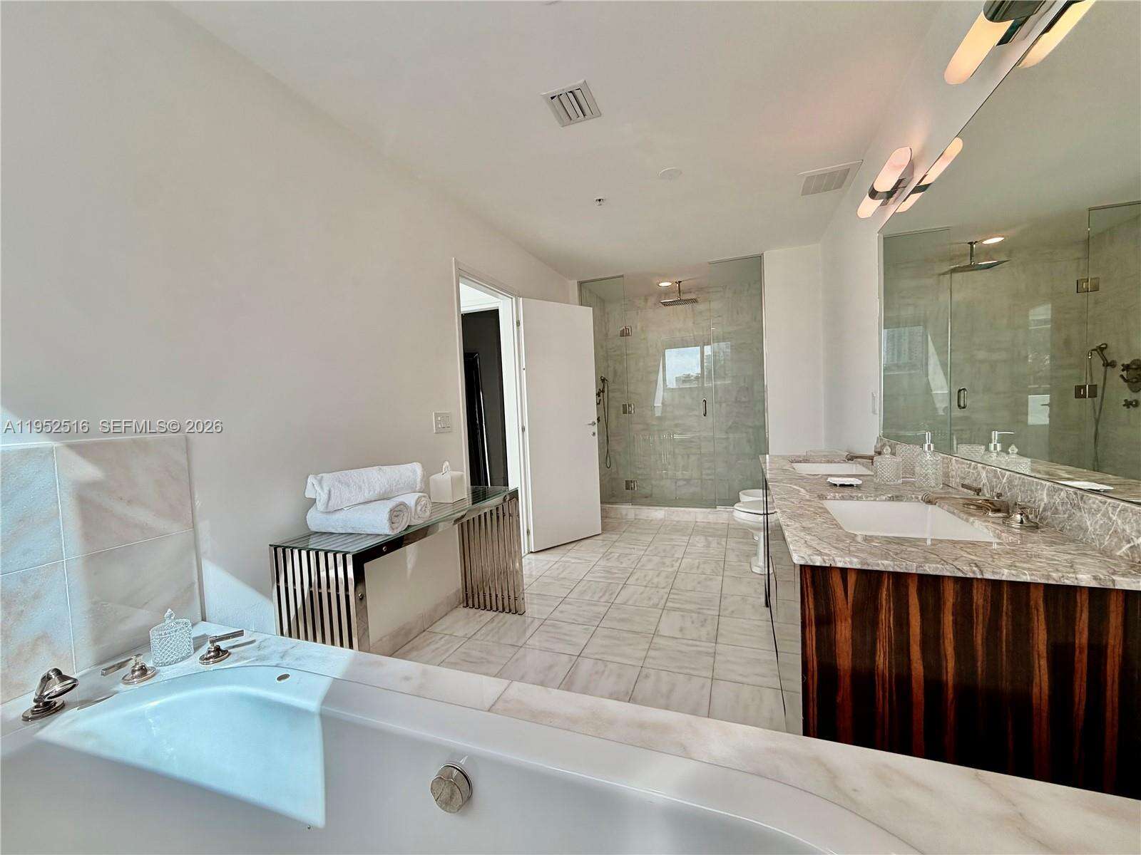Continuum North Tower at 50 Pointe Dr, Miami Beach, FL 33139 - For Rent photo 6