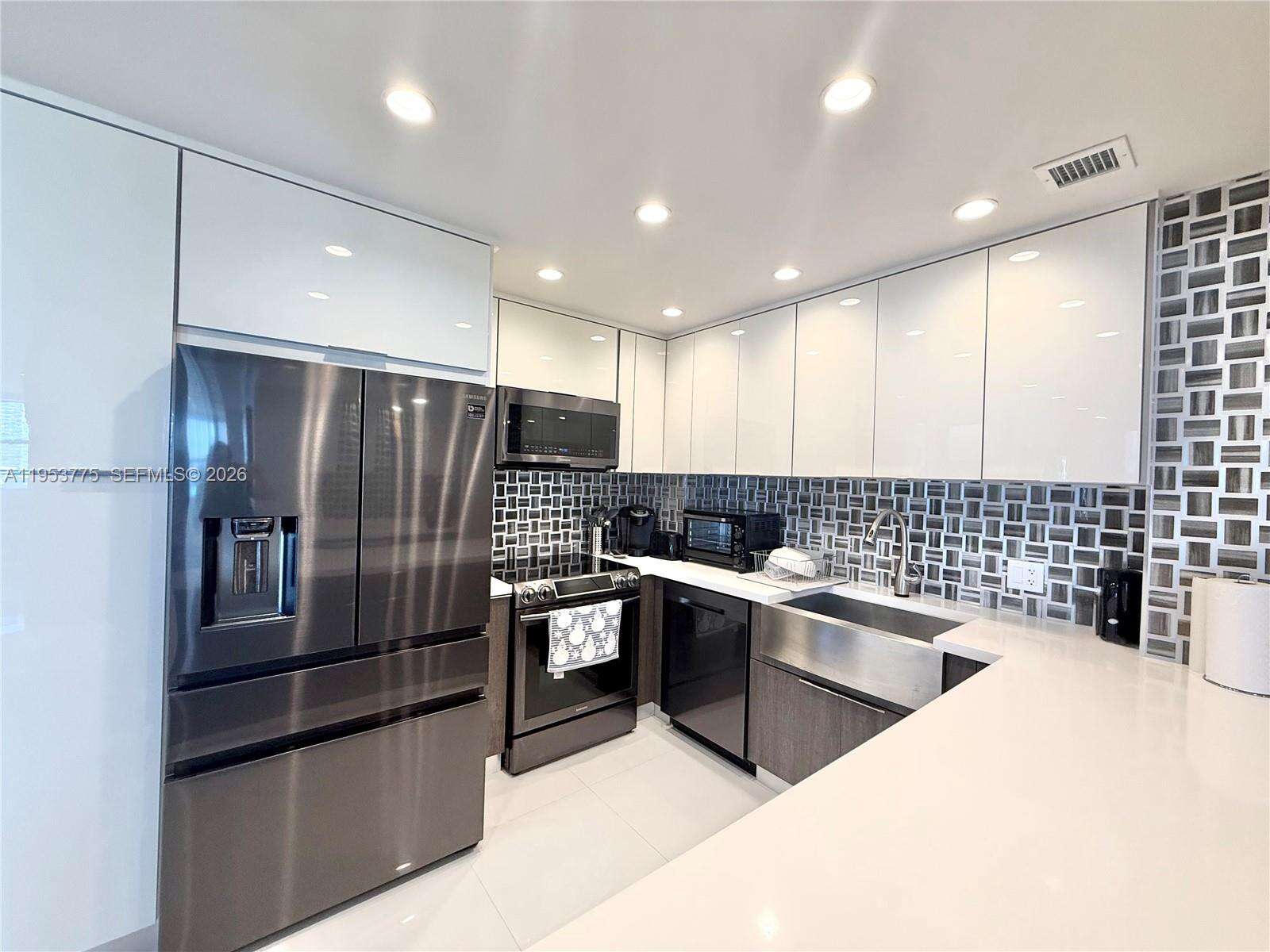 The Hemispheres at 1985 Ocean Dr, Hallandale Beach, FL 33009 - For Rent photo 9