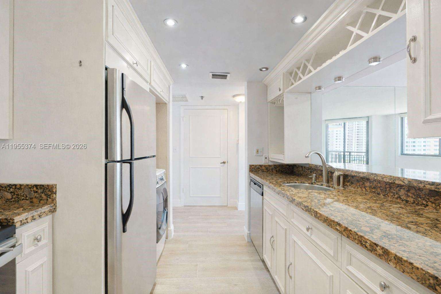 Brickell Key 2 at 540 Brickell Key Dr, Miami, FL 33131 - For Rent photo 4