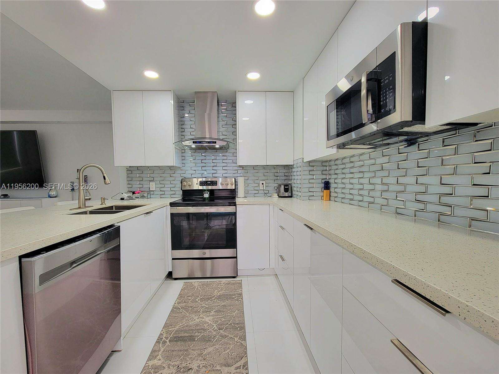 Alexander Towers at 3505 Ocean Dr, Hollywood, FL 33019 - For Rent photo 6