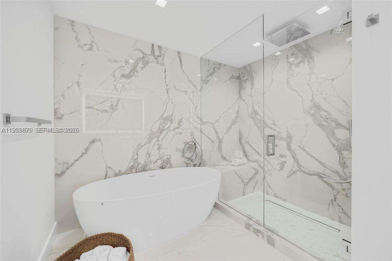 Continuum South Tower at 100 Pointe Dr, Miami Beach, FL 33139 - For Rent photo 31