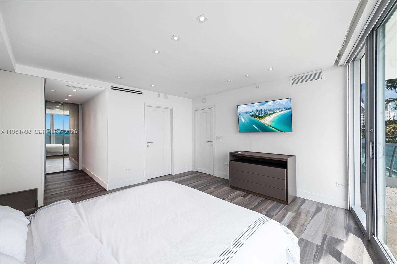 Jade At Brickell Bay at 1331 Brickell Bay Dr, Miami, FL 33131 - For Rent photo 10