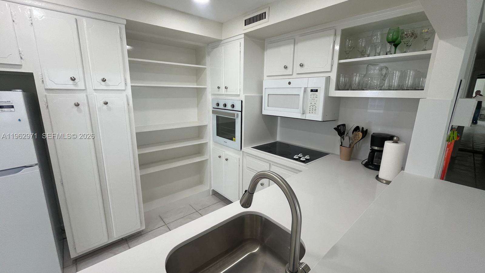 Alexander Towers at Hollywood, FL 33019 - For Rent photo 5