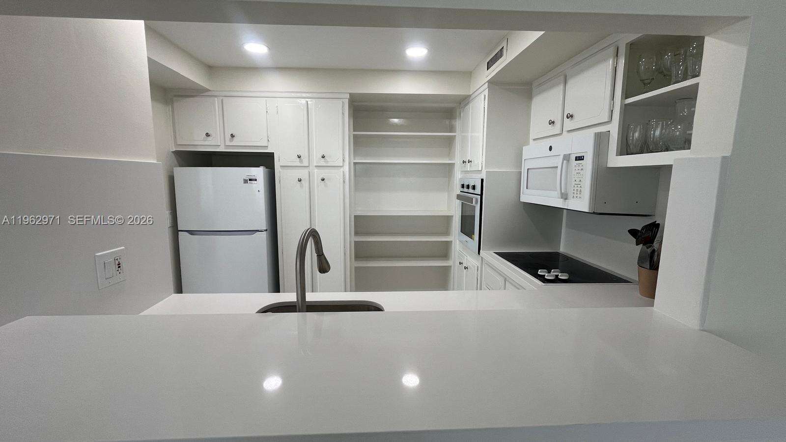 Alexander Towers at Hollywood, FL 33019 - For Rent photo 6