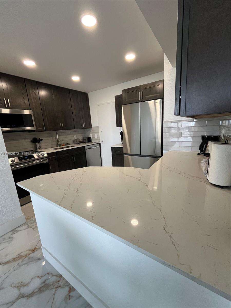 Alexander Towers at Hollywood, FL 33019 - For Rent photo 4