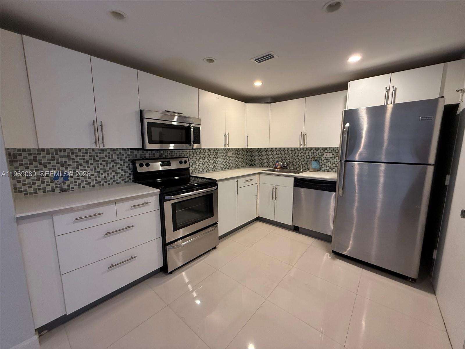 Oceanside Plaza at 5555 Collins Ave, Miami Beach, FL 33140 - For Rent photo 1