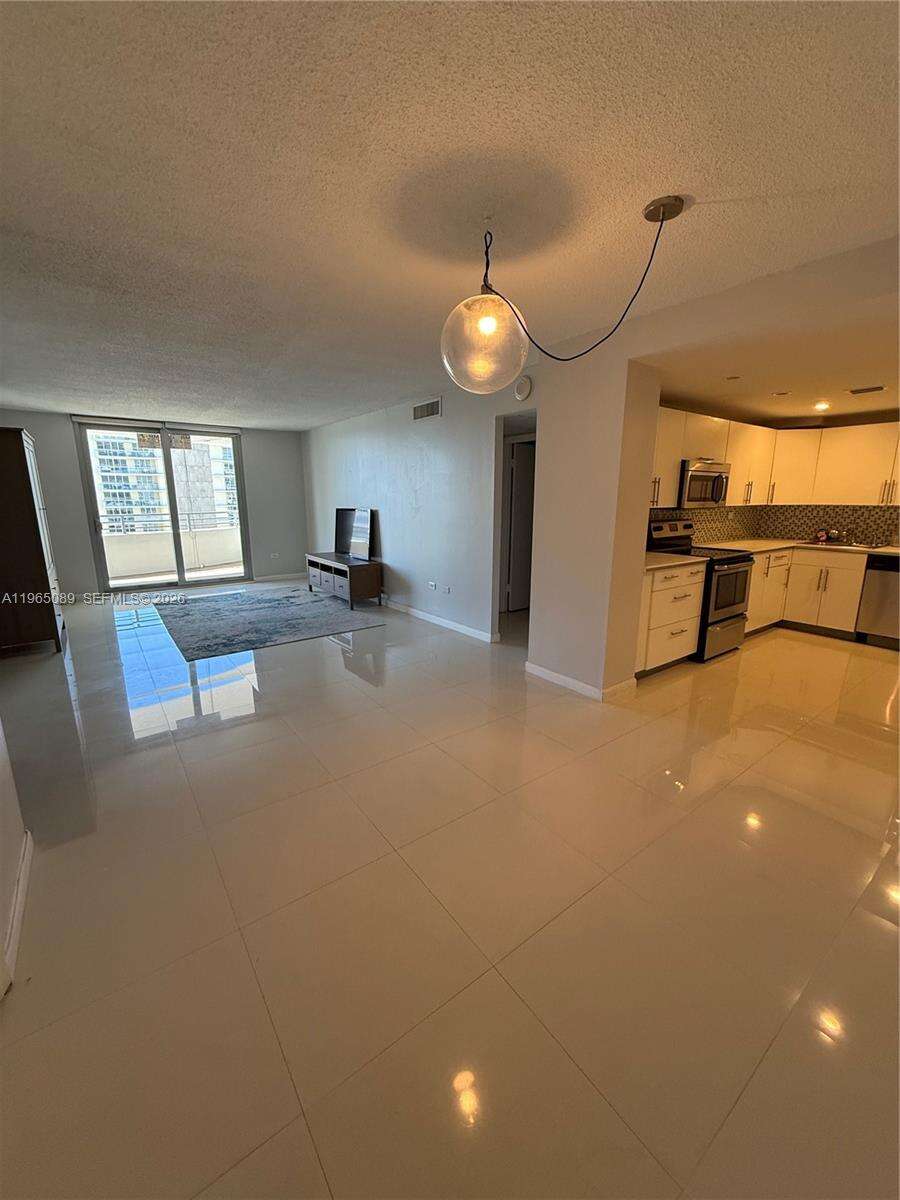 Oceanside Plaza at 5555 Collins Ave, Miami Beach, FL 33140 - For Rent photo 4