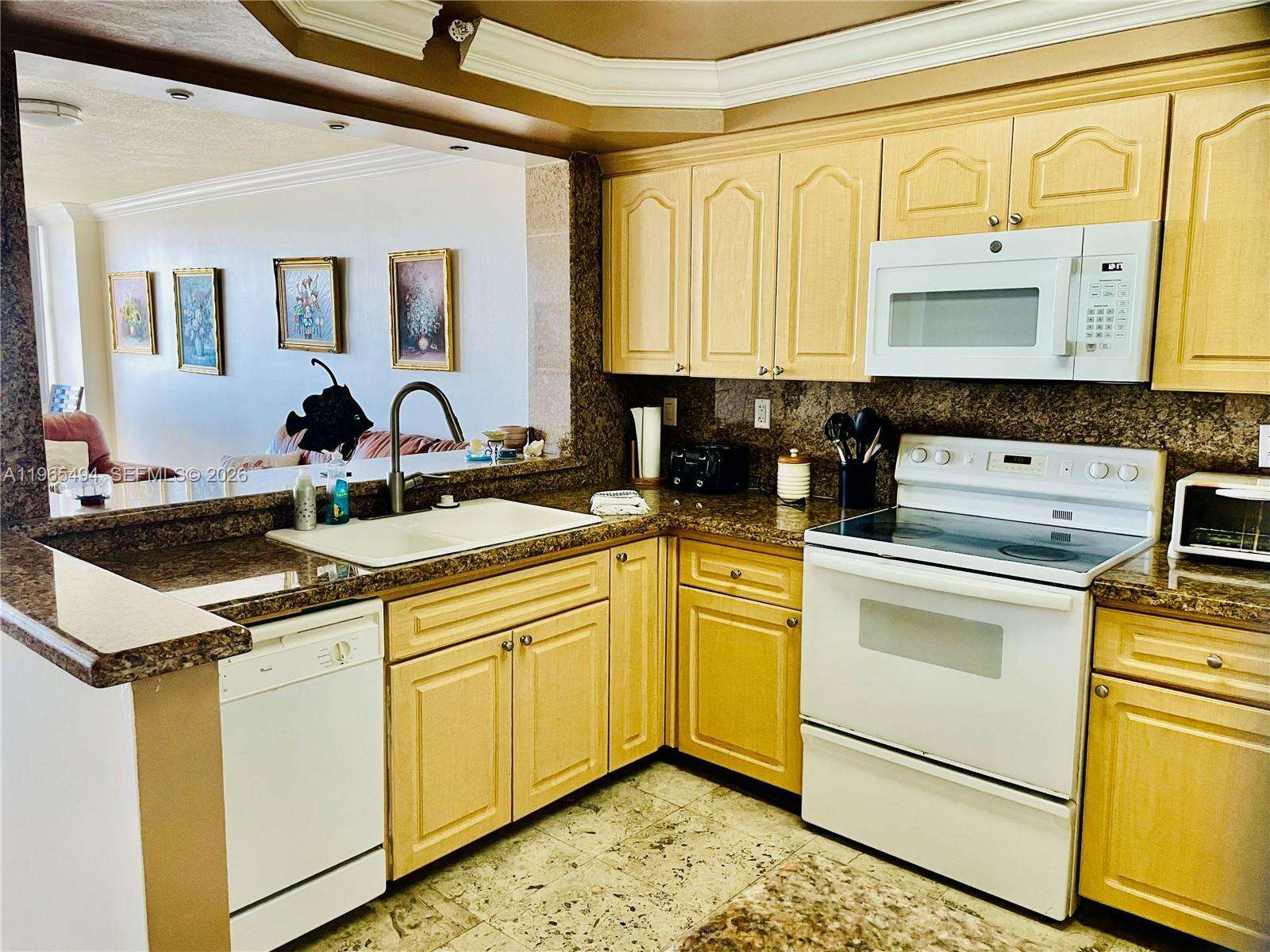 Club Atlantis at 2555 Collins Ave, Miami Beach, FL 33140 - For Rent photo 6