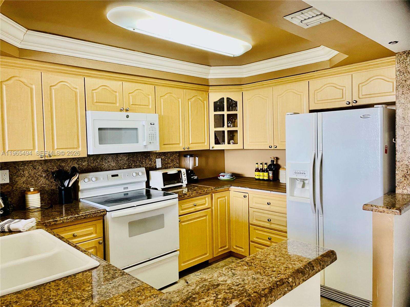 Club Atlantis at 2555 Collins Ave, Miami Beach, FL 33140 - For Rent photo 7