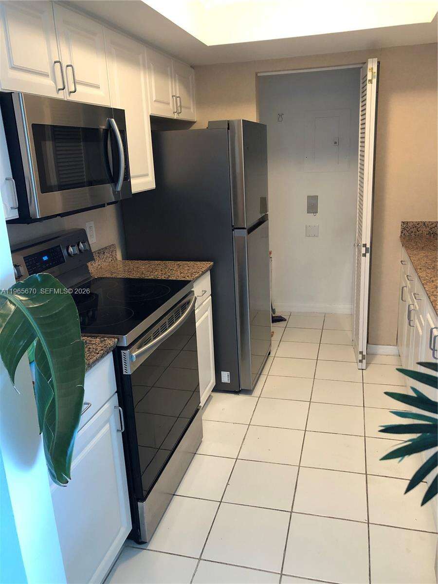 Yacht Club At Portofino at 90 Alton Rd, Miami Beach, FL 33139 - For Rent photo 3
