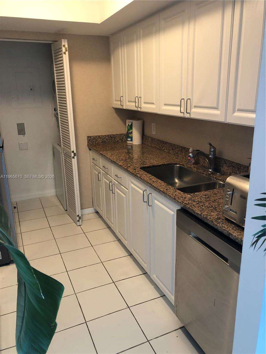 Yacht Club At Portofino at 90 Alton Rd, Miami Beach, FL 33139 - For Rent photo 4
