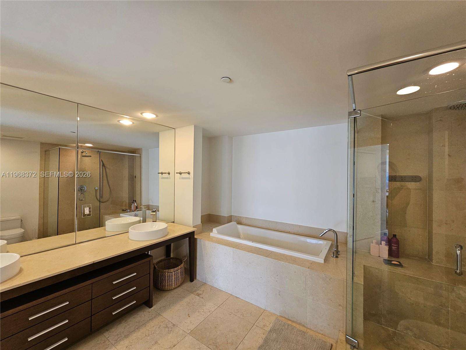 Icon Brickell 2 at 495 Brickell Ave, Miami, FL 33131 - For Rent photo 4