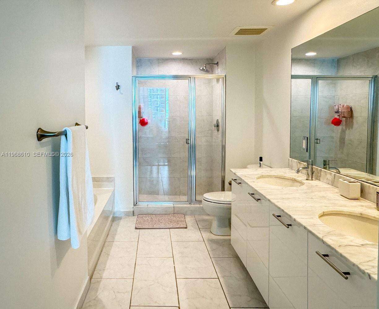 The Plaza On Brickell East at 950 Brickell Bay Dr, Miami, FL 33131 - For Rent photo 11