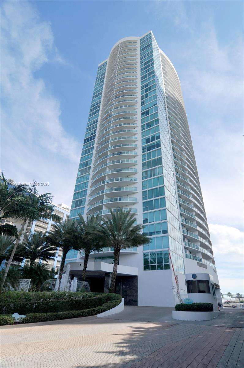 Skyline On Brickell at 2101 Brickell Ave, Miami, FL 33129 - For Rent photo 1