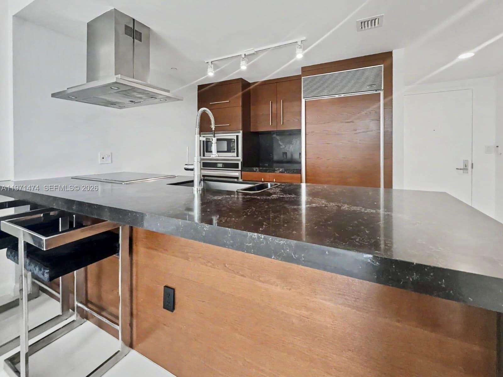 Icon Brickell 2 at 495 Brickell Ave, Miami, FL 33131 - For Rent photo 2