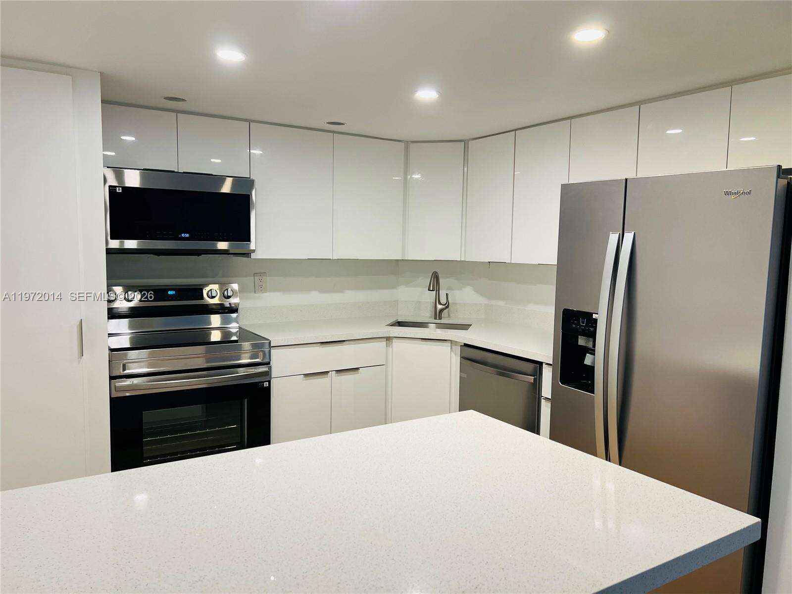 Brickell Bay Club at 2333 Brickell Ave, Miami, FL 33129 - For Rent photo 14