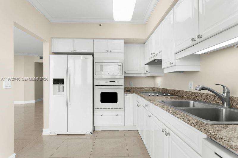 Green Diamond at 4775 Collins Ave, Miami Beach, FL 33140 - For Rent photo 3