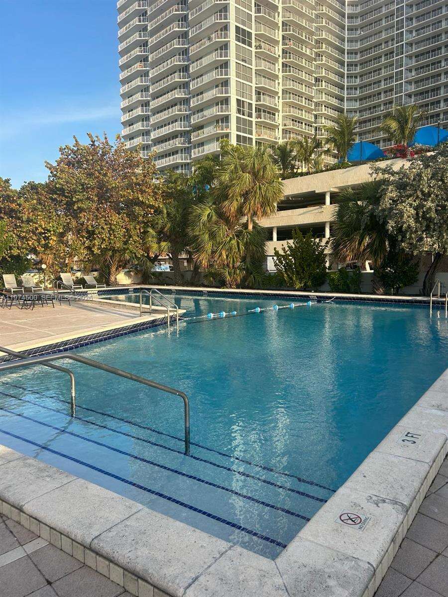 Caribbean Towers Condos for Sale & Rent | Picture 1