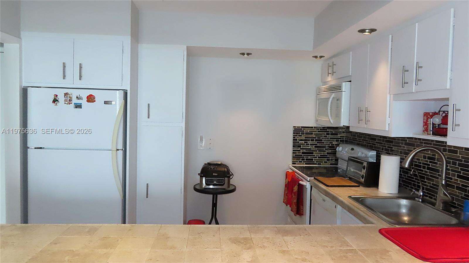 Arlen Beach at 5701 Collins Ave, Miami Beach, FL 33140 - For Rent photo 9