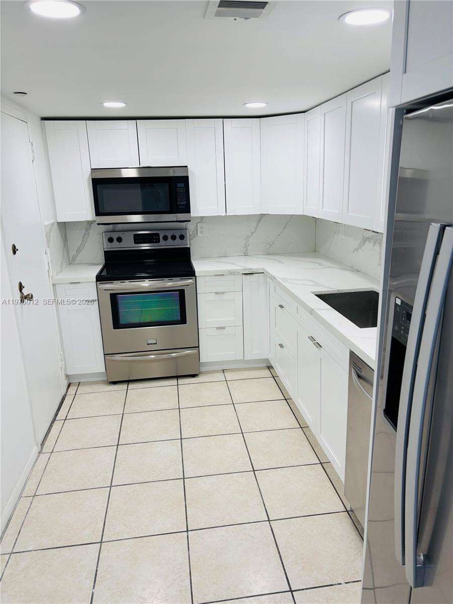 Brickell Bay Club at 2333 Brickell Ave, Miami, FL 33129 - For Rent photo 7
