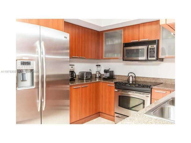 La Perla at 16699 Collins Ave, Sunny Isles Beach, FL 33160 - For Rent photo 11