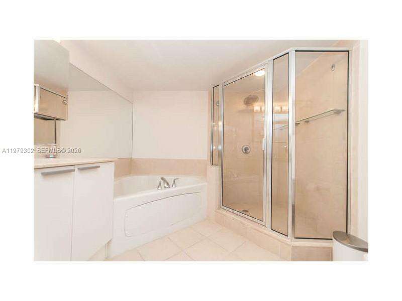 La Perla at 16699 Collins Ave, Sunny Isles Beach, FL 33160 - For Rent photo 21