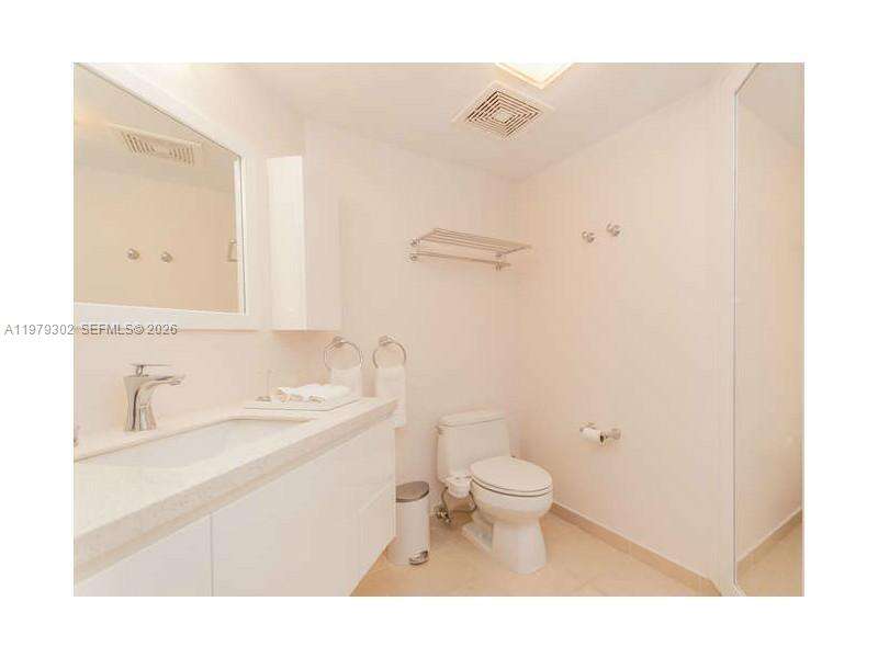La Perla at 16699 Collins Ave, Sunny Isles Beach, FL 33160 - For Rent photo 9