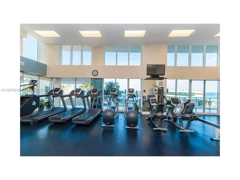 La Perla at 16699 Collins Ave, Sunny Isles Beach, FL 33160 - For Rent photo 10