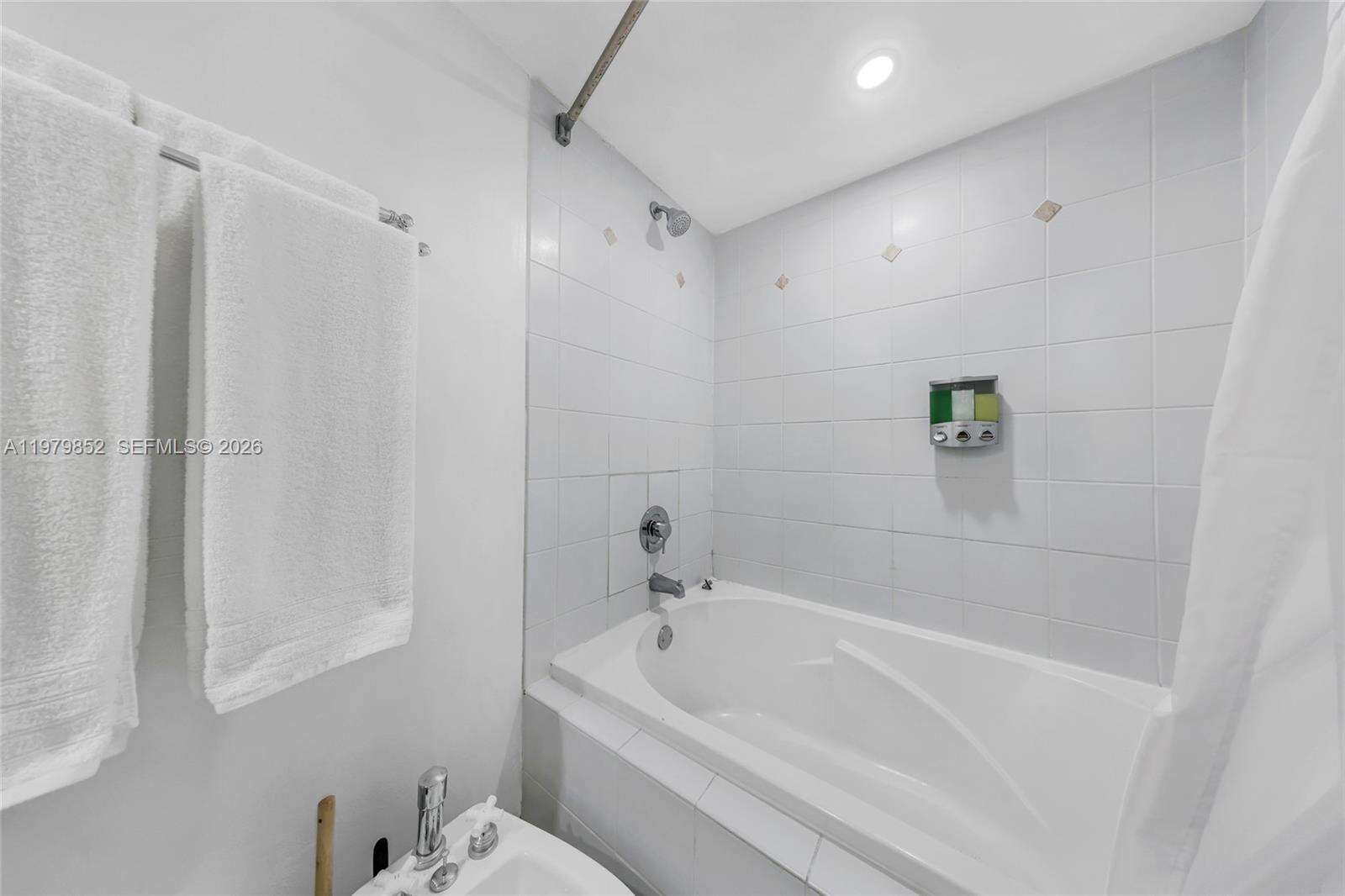 The Mutiny at 2951 Bayshore Dr, Coconut Grove, FL 33133 - For Rent photo 14