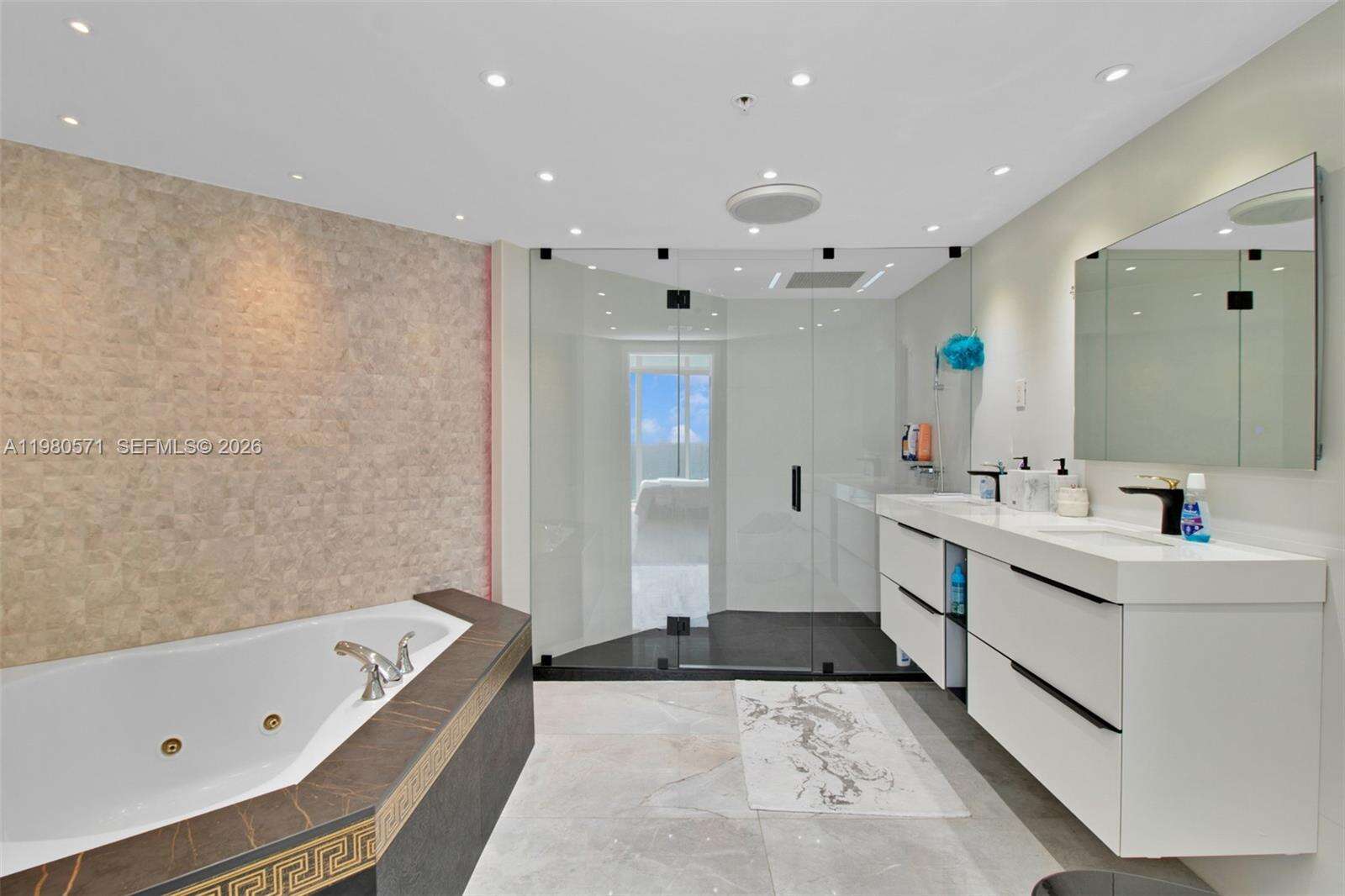 La Perla at 16699 Collins Ave, Sunny Isles Beach, FL 33160 - For Rent photo 7