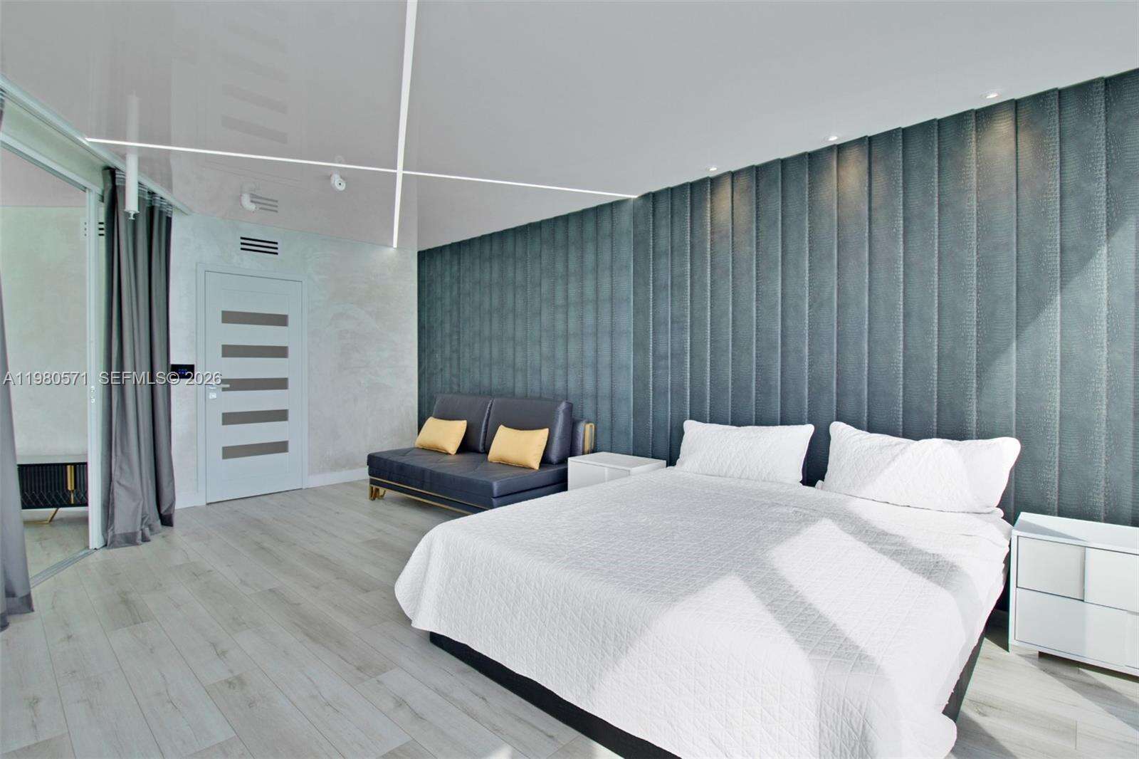 La Perla at 16699 Collins Ave, Sunny Isles Beach, FL 33160 - For Rent photo 9