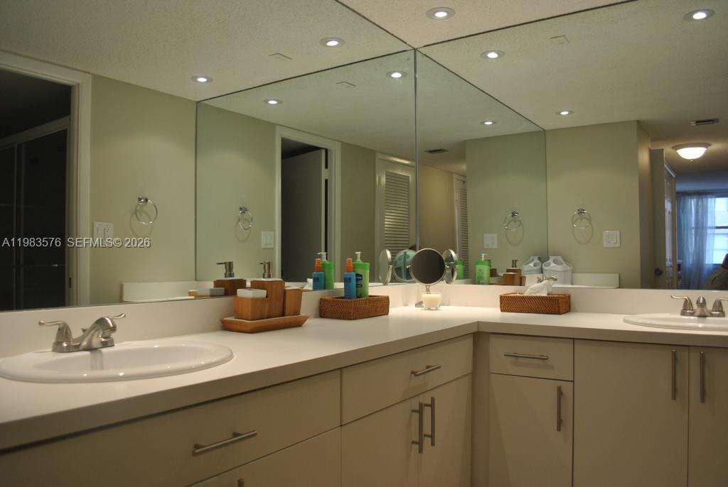 Maison Grande at 6039 Collins Ave, Miami Beach, FL 33140 - For Rent photo 14