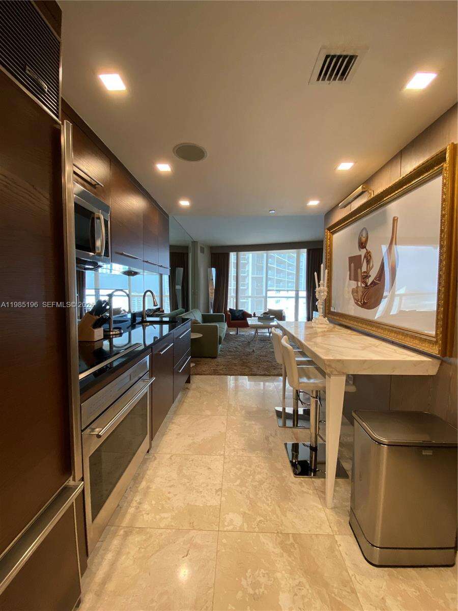Icon Brickell 2 at 495 Brickell Ave, Miami, FL 33131 - For Rent photo 4