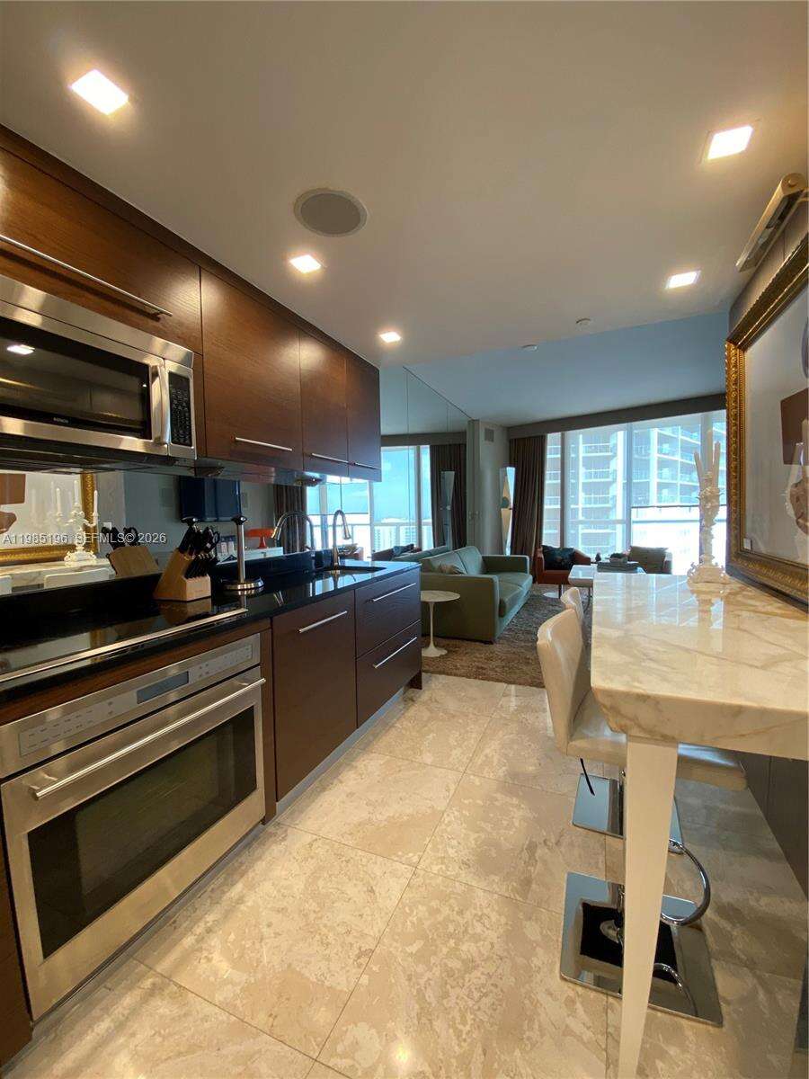 Icon Brickell 2 at 495 Brickell Ave, Miami, FL 33131 - For Rent photo 6