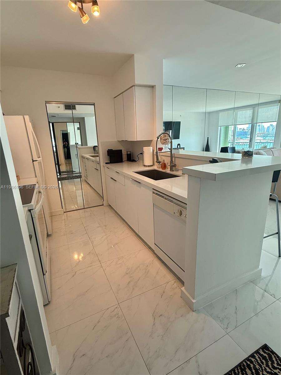 Yacht Club At Portofino at 90 Alton Rd, Miami Beach, FL 33139 - For Rent photo 5