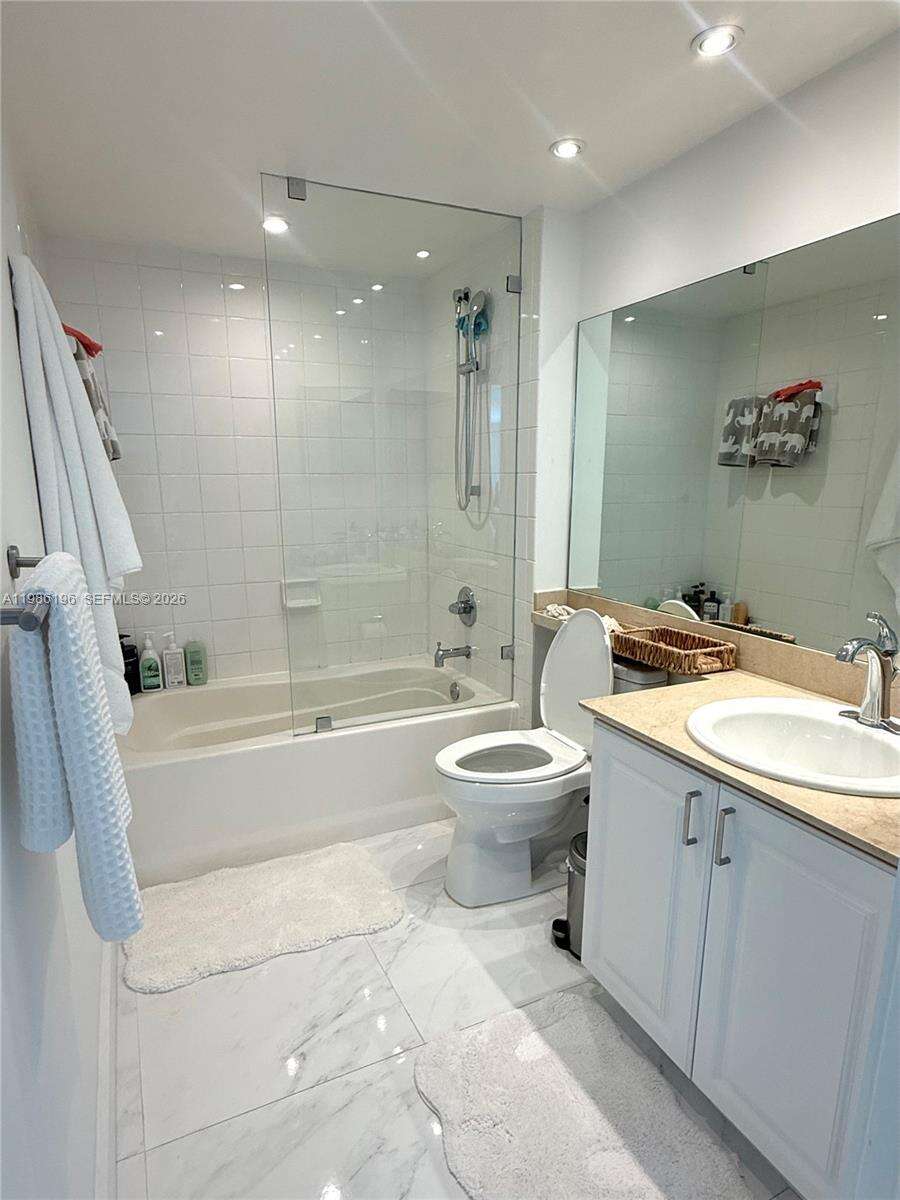 Yacht Club At Portofino at 90 Alton Rd, Miami Beach, FL 33139 - For Rent photo 9