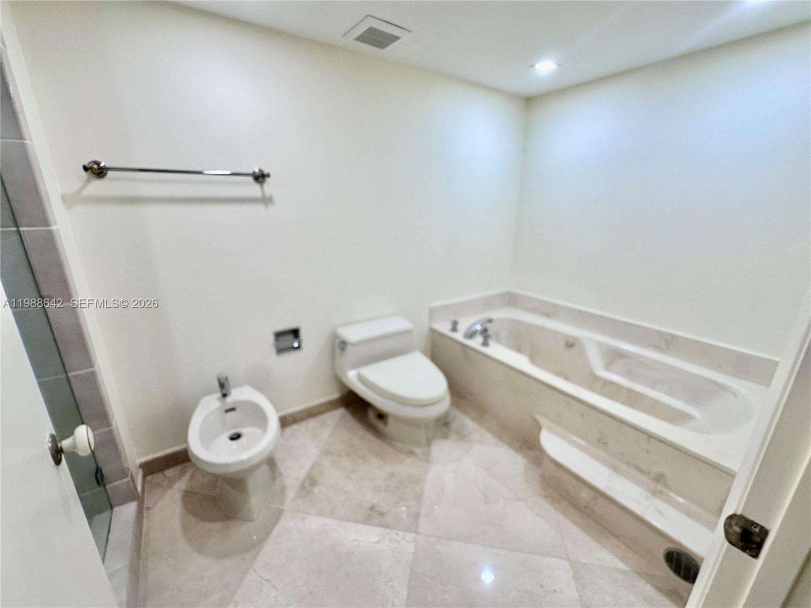 Brickell Key 1 at 520 Brickell Key Dr, Miami, FL 33131 - For Rent photo 15