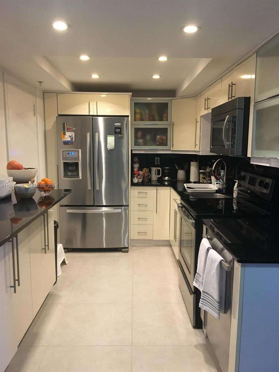 Brickell Bay Club at 2333 Brickell Ave, Miami, FL 33129 - For Rent photo 9