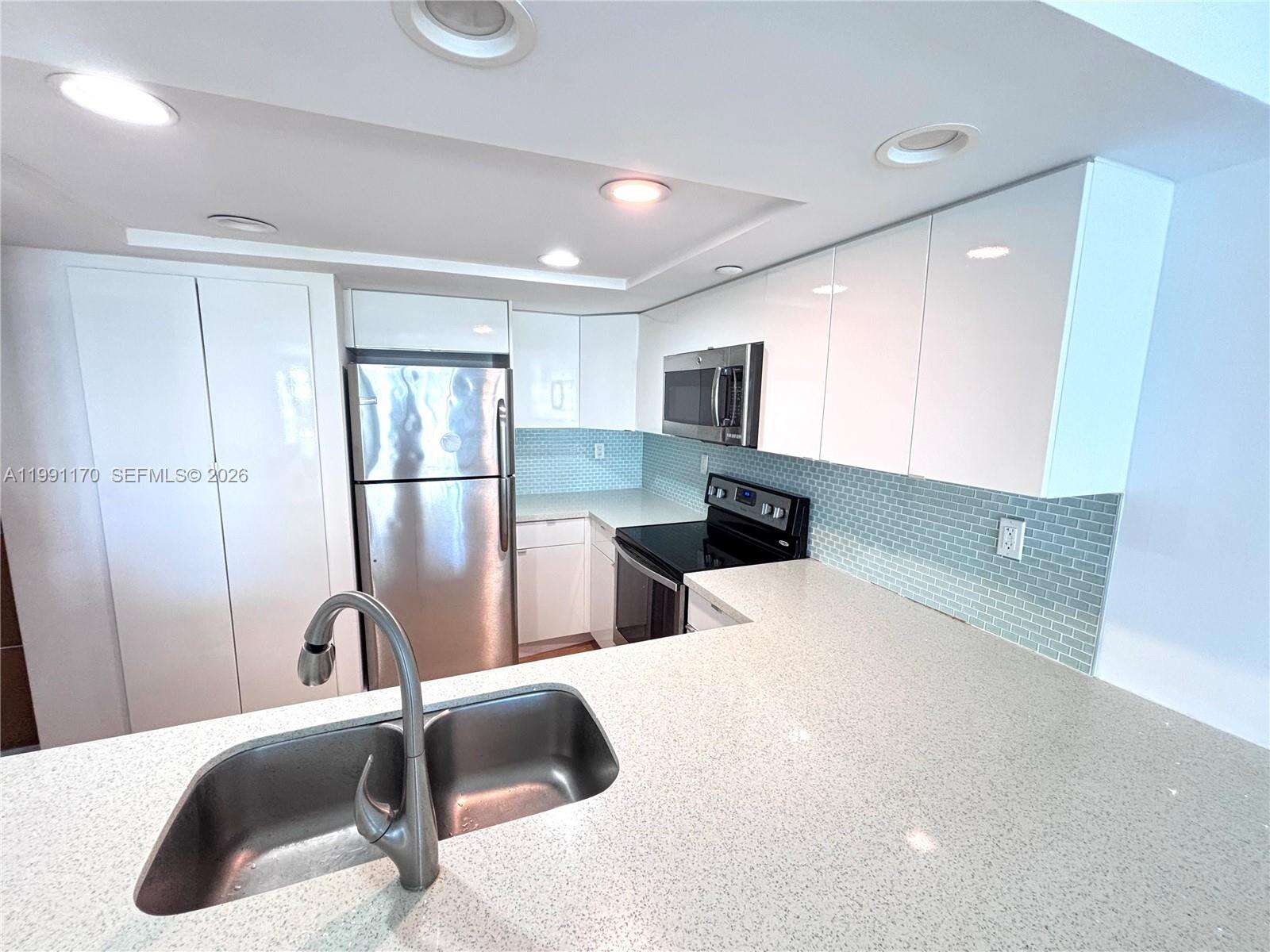 South Pointe Towers at 400 Pointe Dr, Miami Beach, FL 33139 - For Rent photo 3