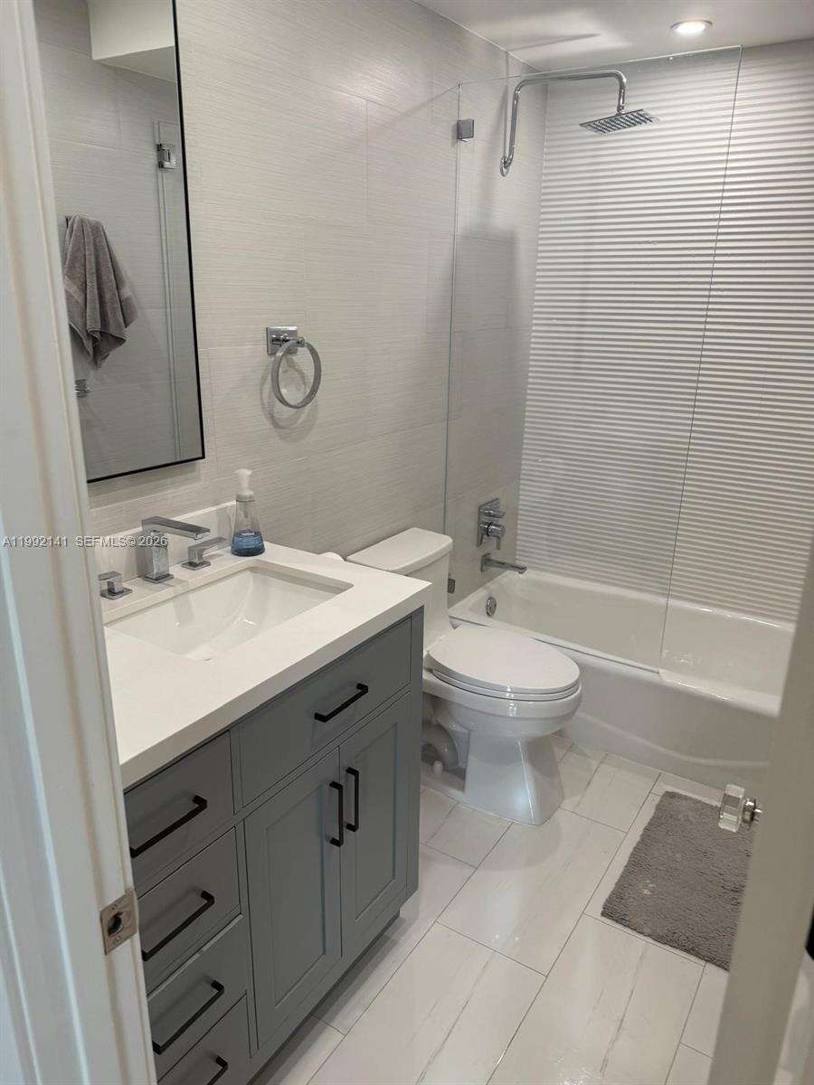 The Carriage Club North at 5005 Collins Ave, Miami Beach, FL 33140 - For Rent photo 19