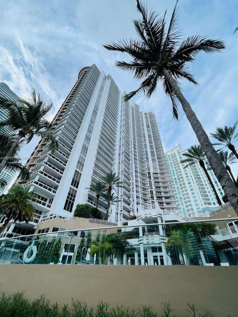 Carbonell at 901 Brickell Key Blvd, Miami, FL 33131 - For Rent photo 1