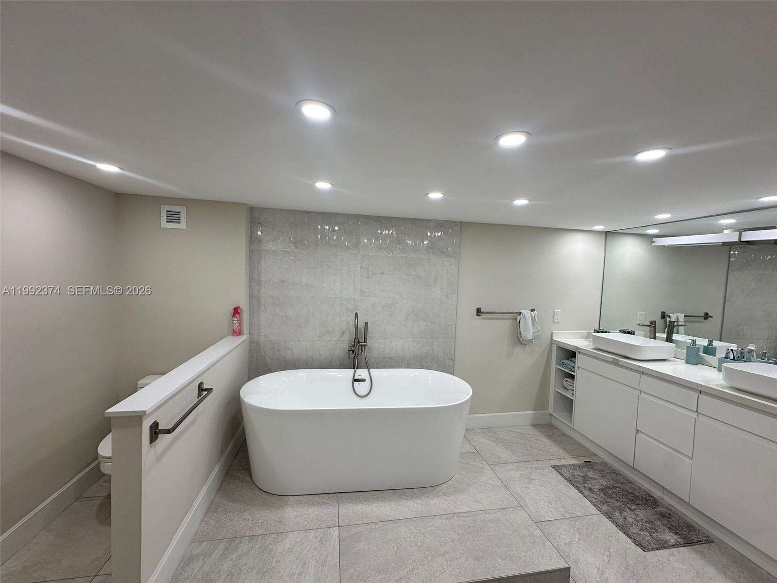 Aquarius at 2751 Ocean Dr, Hollywood, FL 33019 - For Rent photo 48